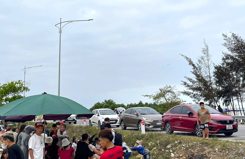 Dòng xe nối nhau liên tục về biển Hải Châu để trải nghiệm ăn cá trích nướng ven biển