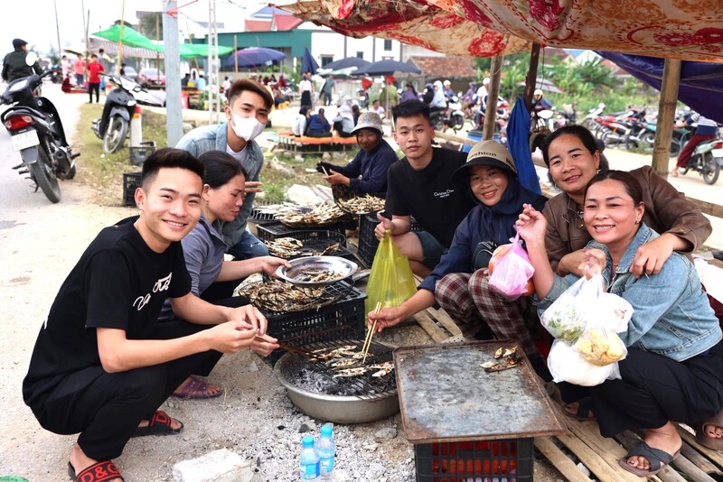 Những hình ảnh đông vui, bình dị, thân thương ở làng ven biển