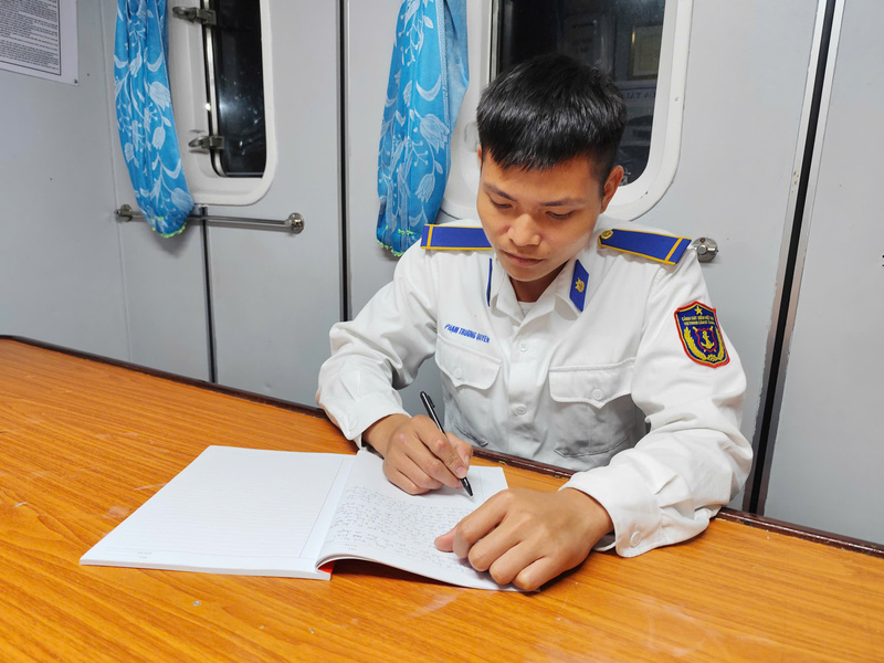 Chiến sĩ Phạm Trường Quyền lựa chọn con đường khoác áo lính biển để bảo vệ chủ quyền biển, đảo của Tổ quốc. Ảnh: Bình An