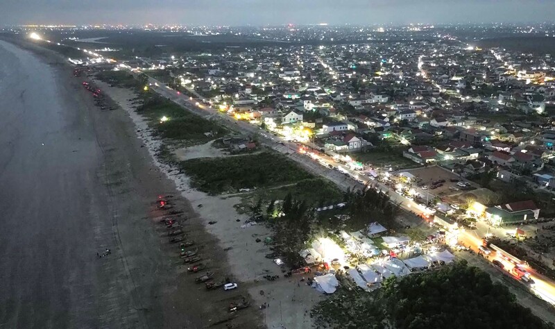 Du khách ngồi thưởng thức món cá trích nướng ven biển đến khuya, dưới những chiếc bạt che, chiếc chiếu trải tạm và vệ sinh môi trường được dọn dẹp sạch sẽ, đảm bảo an ninh trật tự