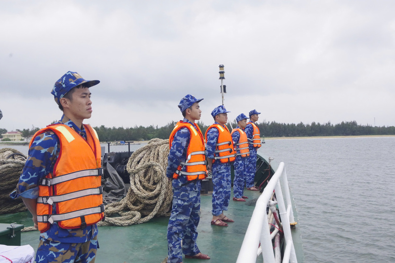 Những chiến sĩ trẻ của Hải đội 212 thực hiện nghi thức chào cảng