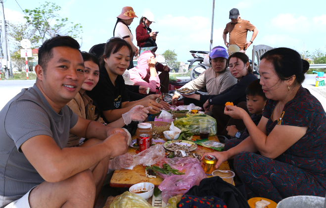 Cá trích nướng được bán với giá chỉ từ 50.000 - 60.000 đồng/kg, ăn kèm rau sống, bún, bánh tráng. Mức giá bình dân thu hút du khách thích khám phá ẩm thực địa phương.