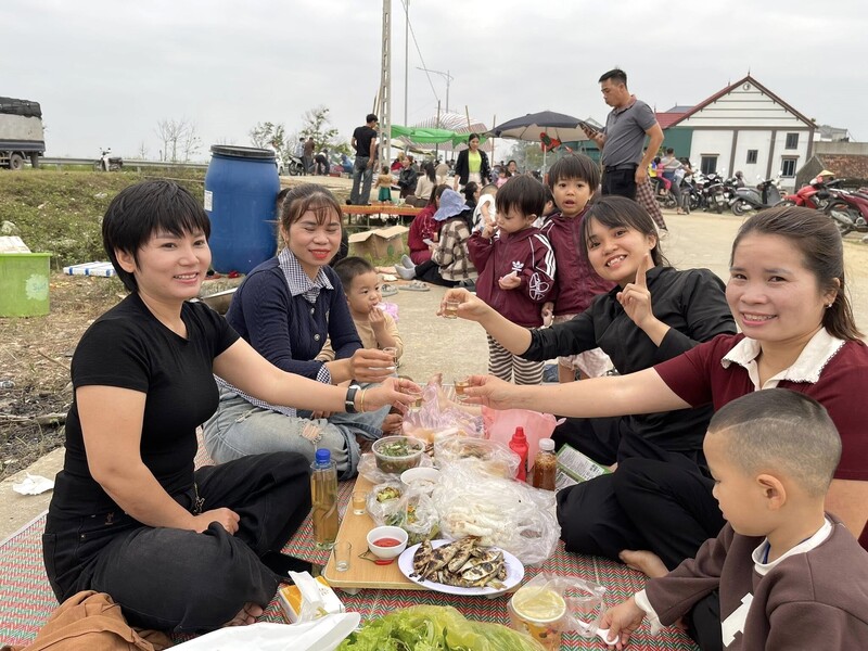 Chỉ với chiếc bạt che, manh chiếu trải tạm trên nền cát, nơi đây trở thành địa điểm thú vị để ngồi thưởng thức món cá trích nướng thơm phức, cùng các loại hải sản tươi rói.