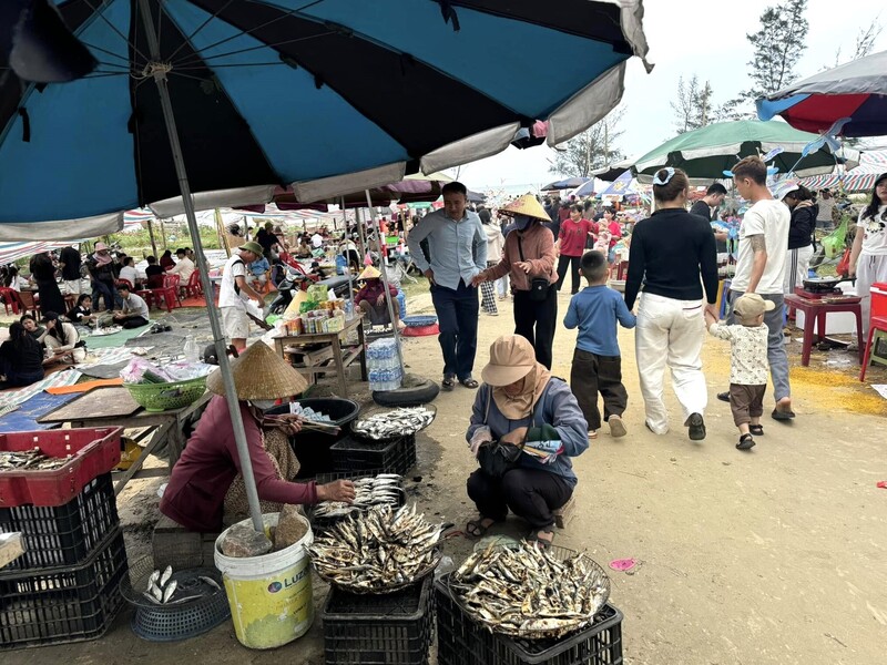 Người dân nơi đây cũng bất ngờ bởi số người tìm về đông kín, ăn uống từ sáng đến khuya