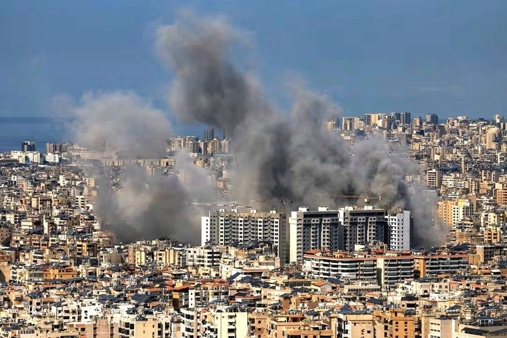 Khói bốc lên nghi ngút sau các cuộc tấn công vào vùng ngoại ô phía nam Beirut, sau sự leo thang căng thẳng giữa Hezbollah và Israel. Ảnh: Reuters