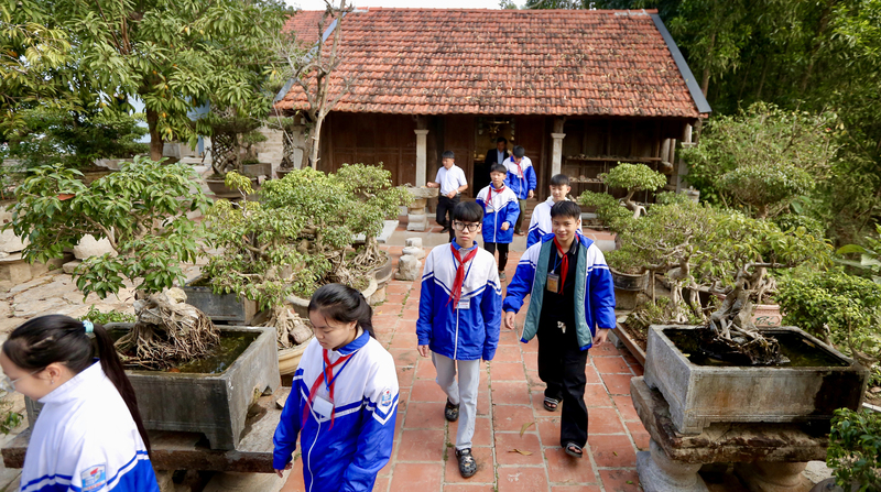Sau khoảng 30 năm, ông Nguyễn Hải Hưng (xã Vĩnh Lộc, tỉnh Thanh Hóa) đã sưu tập được hơn 50 nghìn cổ vật và 6 căn nhà cổ “siêu hiếm”, được dựng trên mảnh đất rộng 4.000 m2. Với mong muốn lưu giữ những giá trị kiến trúc, lịch sử và văn hóa dân tộc, gia đình ông đã tự xây dựng, thành lập khu Lâm Sơn Trang để trưng bày những cổ vật sưu tầm và miễn phí cho người dân, du khách đến tham quan. Ảnh: Ngô Nhung