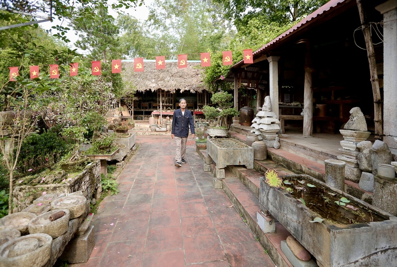 Trong không gian cổ kính, các ngôi nhà được phục dựng theo đúng kiến trúc xưa, hiện vật được trưng bày khoa học, sắp xếp theo trình tự lịch sử, giúp người tham quan dễ dàng tiếp cận và hình dung tiến trình phát triển của cư dân trên đất Thanh Hóa từ thời tiền sử đến hiện đại. Nổi bật trong hệ thống hiện vật là các sưu tập di vật tiền sử được phát hiện tại nhiều địa điểm khảo cổ nổi tiếng của Thanh Hóa như núi Đọ, núi Nuông, Mái Đá Điều, hang Con Moong, Đa Bút…. Ảnh: Ngô Nhung