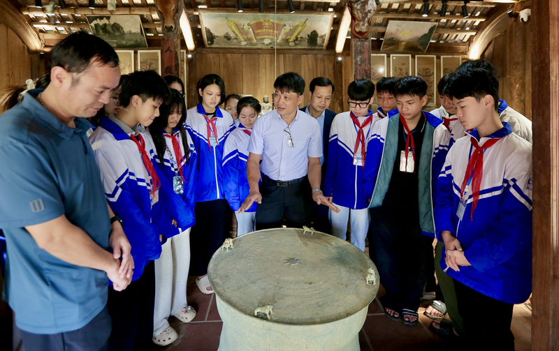 Bộ sưu tập của ông Nguyễn Hải Hưng đã giới thiệu đầy đủ các giai đoạn phát triển của văn hóa từ tiền Đông Sơn, gồm các nền văn hóa Cồn Chân Tiên, Đông Khối và Quỳ Chữ, những nền tảng vật chất, kỹ thuật quan trọng dẫn tới sự ra đời và phát triển rực rỡ của văn hóa Đông Sơn. Các hiện vật cho thấy rõ sự tiến bộ của kỹ thuật luyện kim, chế tác kim loại, song song với trình độ chế tác đá đạt đến đỉnh cao và công cụ sản xuất, đồ dùng sinh hoạt, trang sức… Ảnh: Ngô Nhung