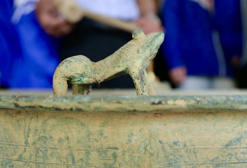 Đặc biệt, các sưu tập trống đồng, thạp đồng với hoa văn trang trí tinh xảo đã để lại ấn tượng sâu sắc đối với du khách và giới nghiên cứu trong và ngoài nước, góp phần làm nổi bật vai trò của Thanh Hóa trong tiến trình hình thành nhà nước Văn Lang thời các vua Hùng. Ảnh: Ngô Nhung