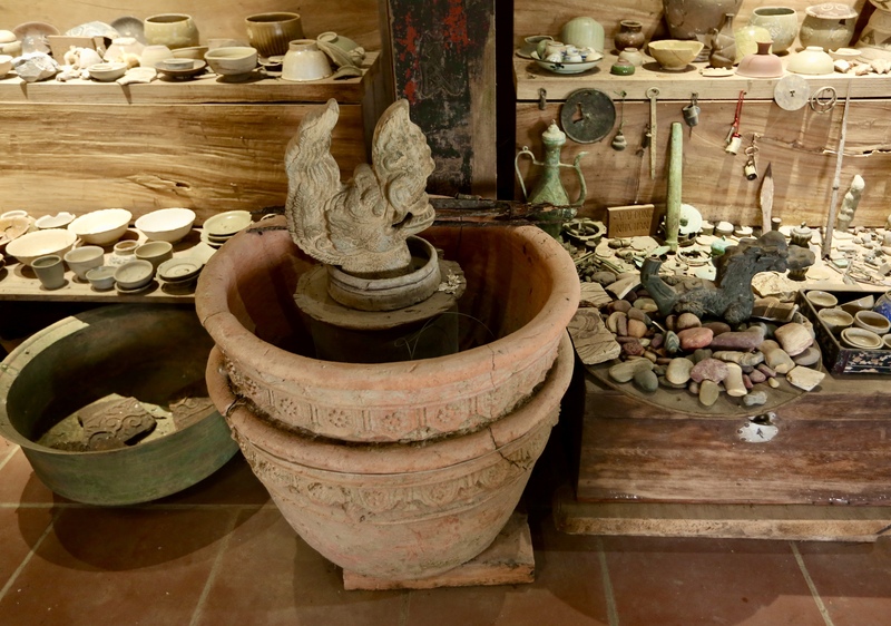 Bên cạnh đó, Lâm Sơn Trang còn sở hữu nhiều bộ sưu tập lớn như đồ gốm, sành, sứ qua các thời Lý – Trần, Lê – Trịnh, Nguyễn; sưu tập gốm sành Mỹ Cương; bộ sưu tập bình vôi qua các thời kỳ; bộ sưu tập tiền cổ của Việt Nam và Trung Quốc có niên đại từ vài trăm đến hơn 2.000 năm. Ảnh: Ngô Nhung