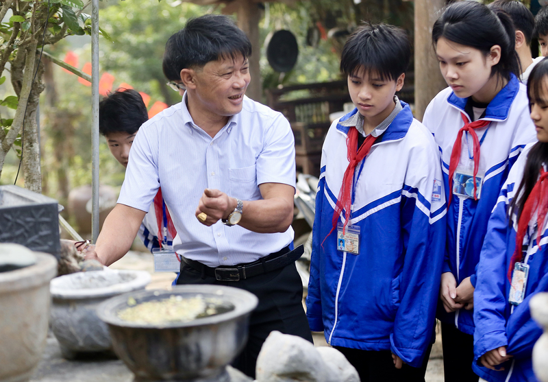 Giới thiệu các hiện vật, ông Nguyễn Hải Hưng cho biết, để có được những cổ vật như ngày hôm nay là cả một quá trình tìm tòi, sưu tầm suốt 30 năm của ông và gia đình. “Hiện nay, tôi và gia đình đang lên kế hoạch, định hướng phát triển Lâm Sơn Trang theo mô hình bảo tồn cổ vật gắn với hệ sinh thái tự nhiên và không gian kiến trúc văn hóa đặc sắc, đồng thời mở cửa miễn phí để mọi người đến tham quan”, ông Hải Hưng chia sẻ. Ảnh: Ngô Nhung