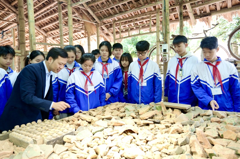 Vào những dịp cuối tuần, rất đông các em học sinh, giáo viên, người dân và du khách đến tham quan, tìm hiểu về giá trị lịch sử tại Lâm Sơn Trang. Ảnh: Ngô Nhung