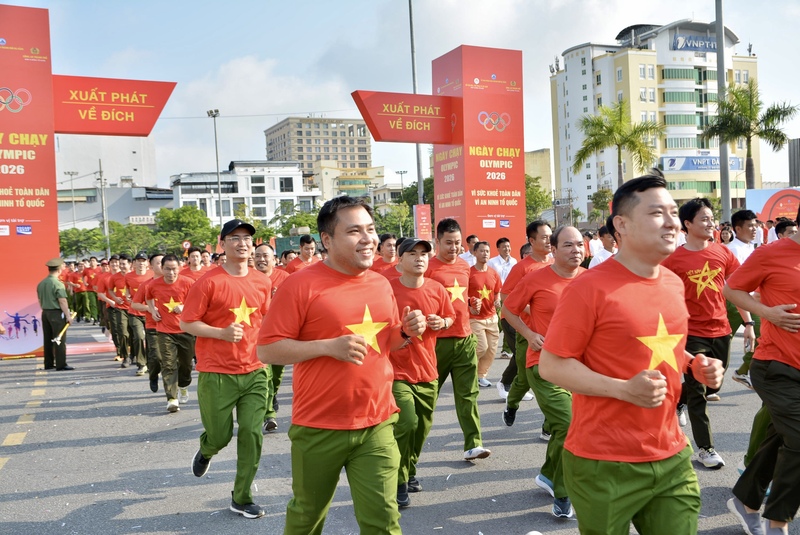 Lực lượng vũ trang tham gia Ngày chạy Olympic năm 2026 gồm có lực lượng dân quân tự vệ, Sư đoàn Không quân 372, vùng III hải quân... Ảnh: Ngọc Thảo