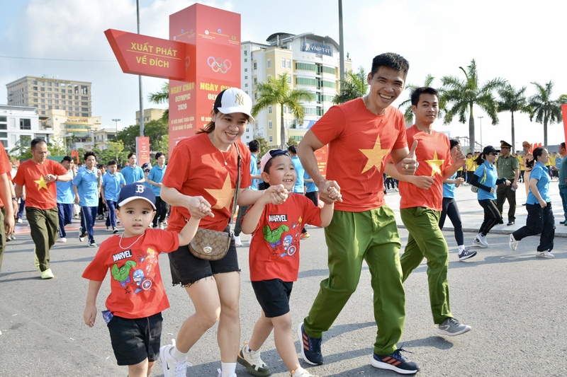 Nhiều gia đình tích cực hưởng ứng Ngày chạy Olympic “Vì sức khỏe toàn dân - Vì an ninh tổ quốc” năm 2026, lan tỏa thông điệp tích cực về sức khỏe và trách nhiệm công dân thành phố. Ảnh: Ngọc Thảo