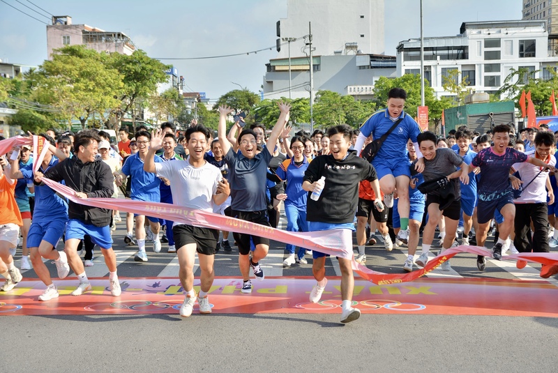 Đông đảo đoàn viên, thanh niên, học sinh, sinh viên tại TP. Đà Nẵng cán đích với nụ cười rạng rỡ, không khí tràn đầy năng lượng. Ảnh: Ngọc Thảo