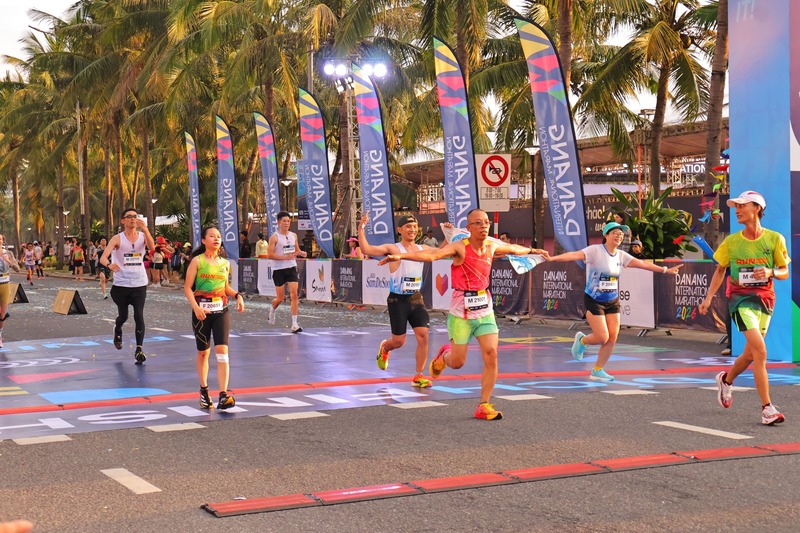 Các vận động viên ăn mừng khi hoàn thành chặng đua. Ảnh: Diễm Phúc