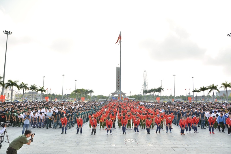 Tại trung tâm TP. Đà Nẵng, gần 7.000 cán bộ, chiến sĩ, đoàn viên, thanh niên, học sinh, sinh viên và người dân trên địa bàn thành phố tham gia chạy đồng hành cự li 2km, lan tỏa tinh thần rèn luyện thể dục, thể thao trong cộng đồng. Ảnh: Ngọc Thảo