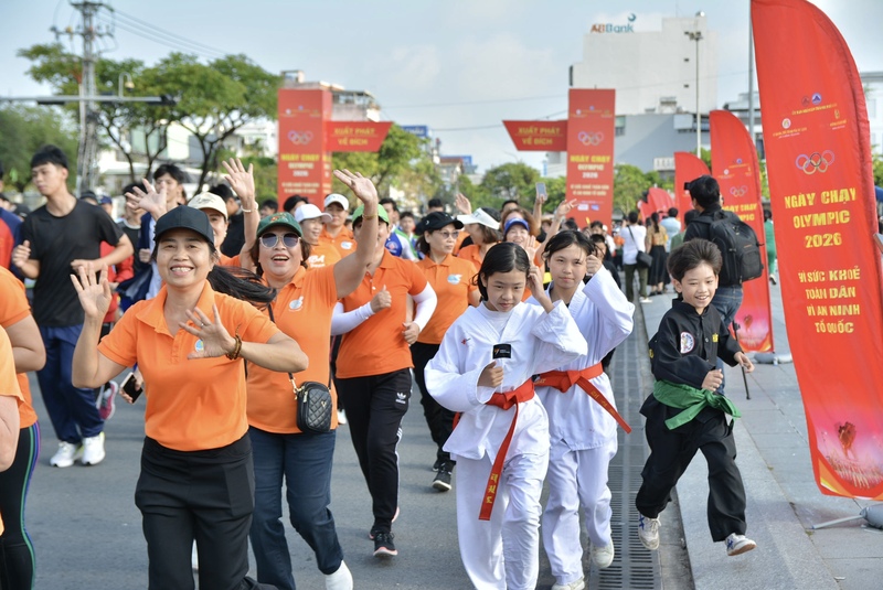 Ngày chạy Olympic “Vì sức khỏe toàn dân - Vì an ninh tổ quốc” năm 2026 thu hút sự quan tâm của đông đảo người dân TP. Đà Nẵng. Ảnh: Ngọc Thảo