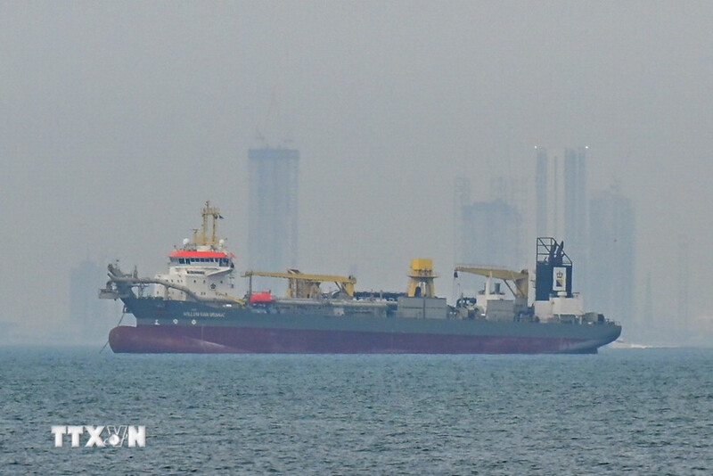 Tàu thương mại thả neo ngoài khơi Dubai, Các tiểu vương quốc Arab thống nhất, do gián đoạn hoạt động vận tải ở eo biển Hormuz. Ảnh: TTXVN