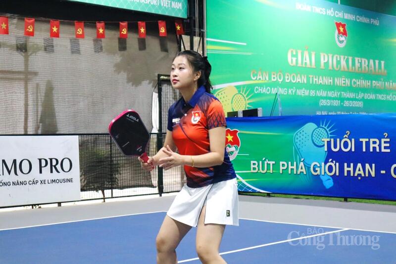 Đồng chí Hoàng Thị Phương Oanh, đại diện Đoàn Thanh niên Bộ Công Thương, đánh giá cao về tinh thần đoàn kết và ý nghĩa lan tỏa lối sống tích cực từ Giải Pickleball năm 2026. Ảnh: Phương Trang