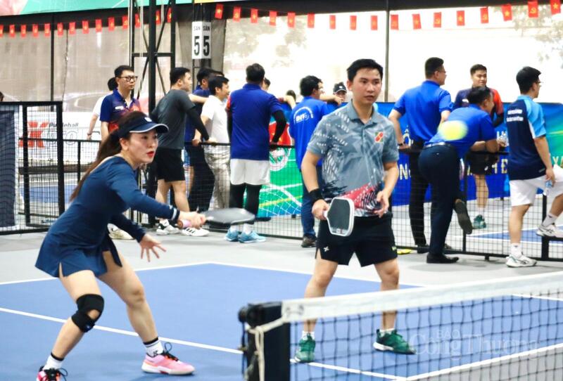 Các vận động viên thi đấu sôi nổi, cống hiến nhiều pha bóng hấp dẫn tại giải. Ảnh: Phương Trang