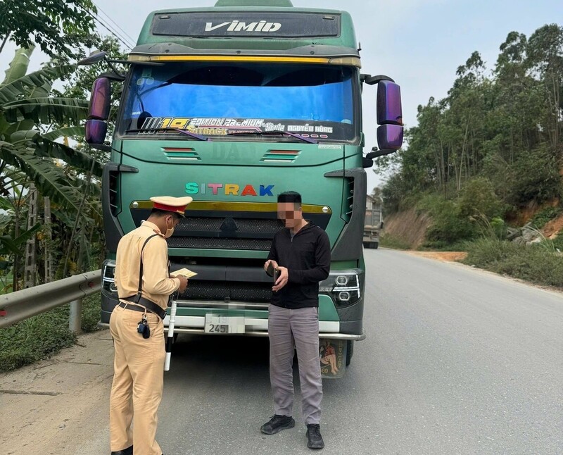 Lực lượng Cảnh sát giao thông kiểm tra chuyên đề phương tiện kinh doanh vận tải. Ảnh: Cục Cảnh sát giao thông