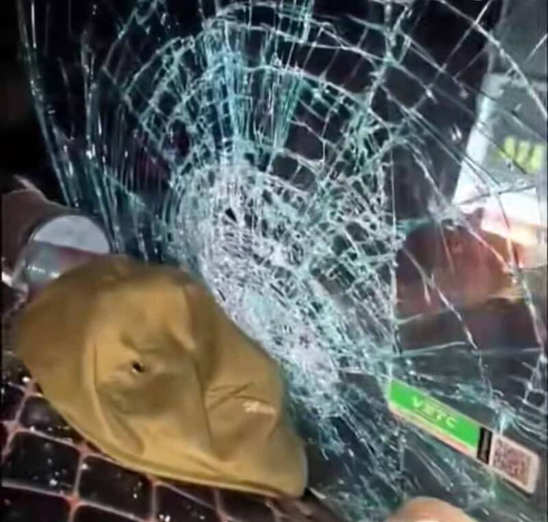 Kính xe ô tô bị đá ném vỡ. Ảnh : Cục Cảnh sát giao thông