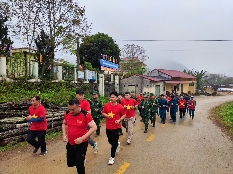 Cán bộ, chiến sĩ Đồn Biên phòng Lũng Nặm cùng người dân địa phương tham gia hưởng ứng Ngày chạy Olympic. Ảnh: Hà Lê
