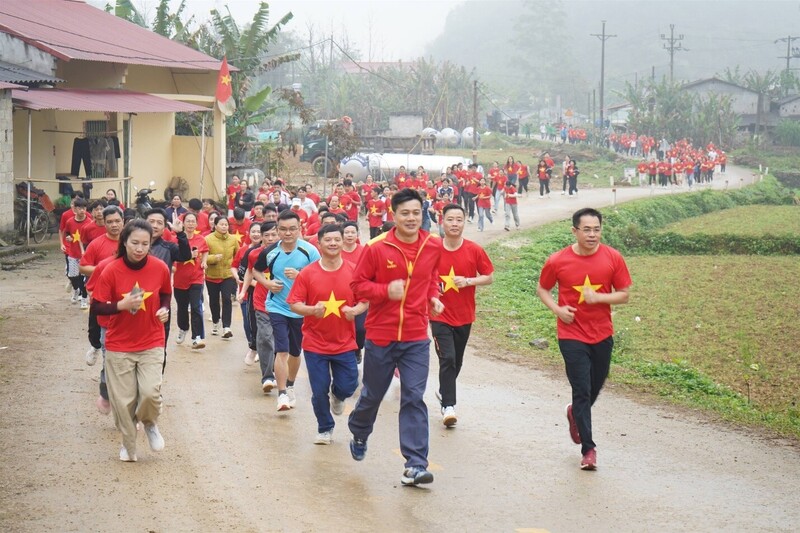 Đông đảo tầng lớp nhân dân trong tỉnh Cao Bằng cùng tham gia hưởng ứng sự kiện. Ảnh: Hà Lê
