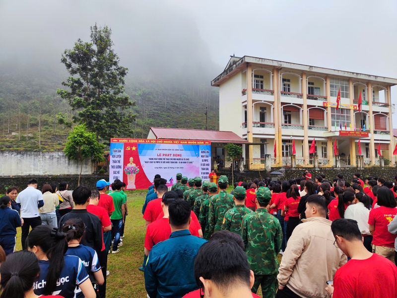 Đông đảo cán bộ, chiến sĩ và nhân dân xã Lũng Nặm (Cao Bằng) tham dự lễ phát động Ngày chạy Olympic vì sức khỏe toàn dân - Vì an ninh Tổ quốc năm 2026. Ảnh: Hà Lê