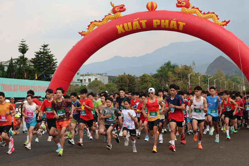 Gần 3.000 người tham gia hưởng ứng Ngày chạy Olympic: "Vì sức khỏe toàn dân - Vì an ninh Tổ quốc" năm 2026. Ảnh: Trương Dũng