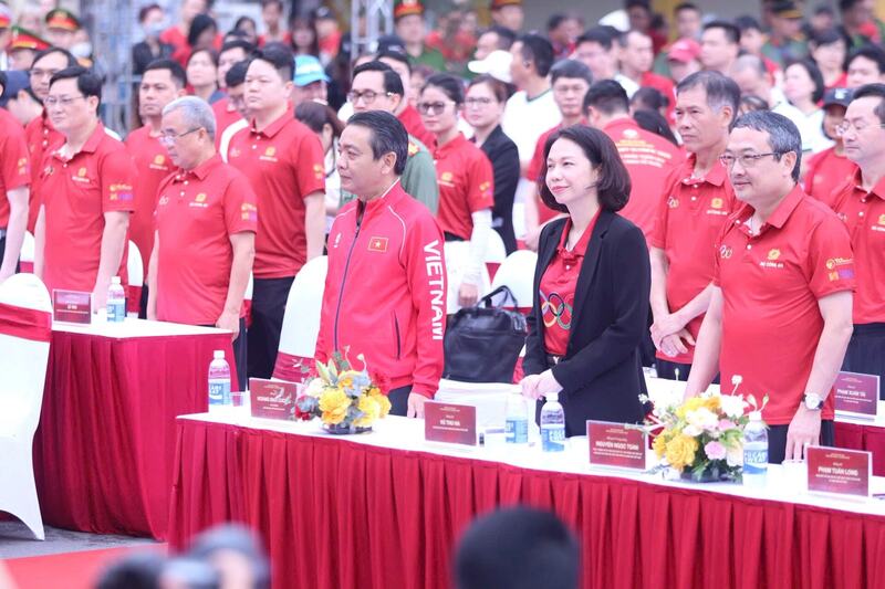 Các đại biểu dự lễ khai mạc Ngày chạy Olympic: "Vì sức khỏe toàn dân - Vì an ninh Tổ quốc" năm 2026. Ảnh: Viết Thành