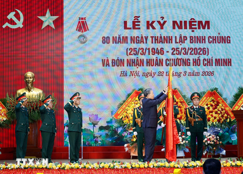 Tổng Bí thư Tô Lâm trao tặng Huân chương Hồ Chí Minh cho Binh chủng Công binh. Ảnh: Thống Nhất/TTXVN