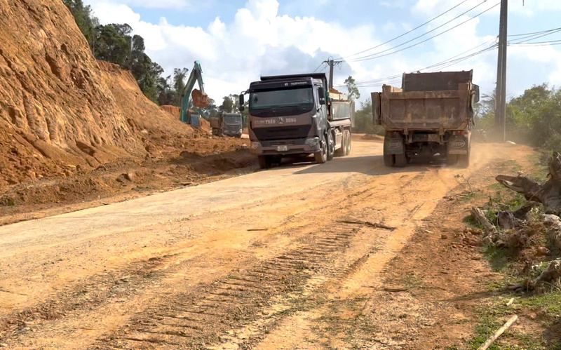 Việc được chỉ định các mỏ vật liệu để cung cấp cho dự án được kỳ vọng sẽ mở "nút thắt" cho tiến độ công trình này. Ảnh: Nguyễn Dương