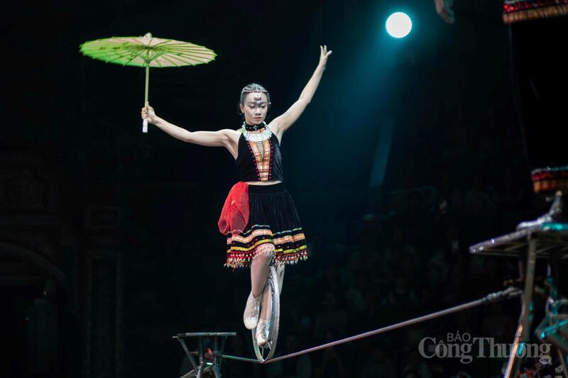 Rạp xiếc Trung ương bừng sáng trong sắc màu rực rỡ của "Ngày hội vùng cao". Những tài năng trẻ của Liên đoàn Xiếc Việt Nam đã khiến khán giả thót tim với màn giữ thăng bằng trên dây thép chênh vênh, những động tác thăng bằng đầy kỹ thuật.