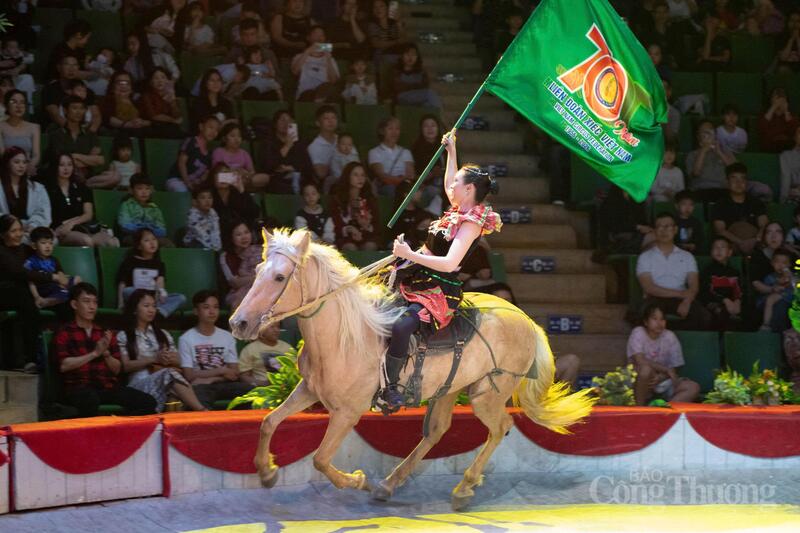 Những bước phi nước đại điệu nghệ của ngựa xiếc, kết hợp các động tác biểu diễn khéo léo trên mình ngựa đã tạo nên tiết mục mãn nhãn, mang đến cảm giác tươi mới, lạc quan và tràn đầy hứng khởi.