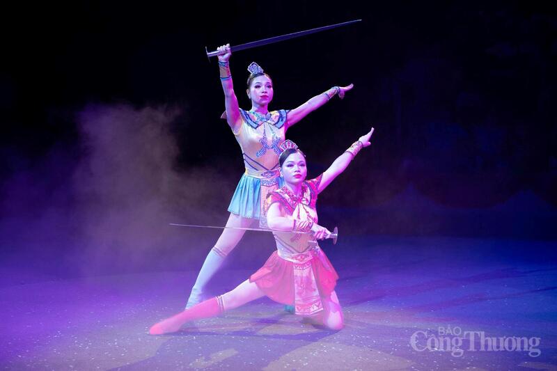 Một cảnh trong tiết mục "Đế kiếm trên đu" (NSƯT Thu Hương, nghệ sĩ Thanh Bình) đã đoạt giải Đặc biệt tại Liên hoan Xiếc quốc tế Con Voi Vàng ở Tây Ban Nha.