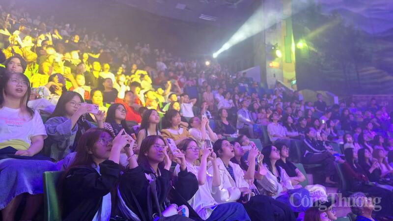 Sức hút của chương trình thể hiện rõ khi khán đài Rạp Xiếc Trung ương luôn đông kín, khán giả chăm chú, trầm trồ dõi theo từng động tác biểu diễn.