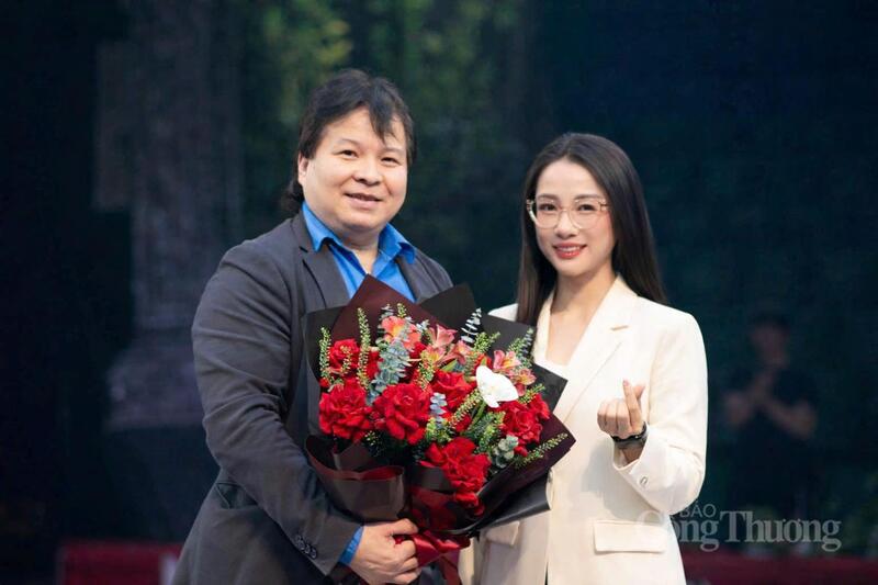 Chương trình được chỉ đạo nghệ thuật bởi NSND Tống Toàn Thắng - Giám đốc Liên đoàn Xiếc Việt Nam (bên trái)