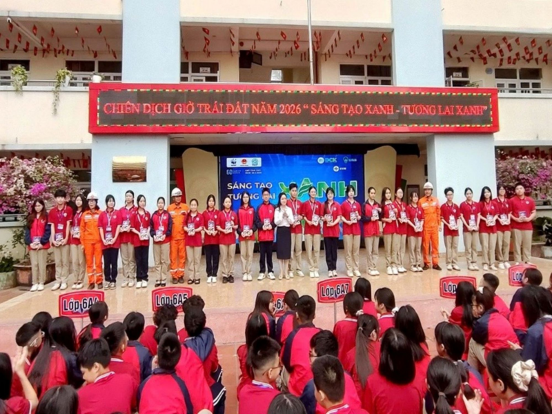 Công ty Điện lực Quảng Ninh tặng 200 cuốn sách tranh “Bí mật Quả cầu Tím” cho các em học sinh Trường THCS Lê Văn Tám trong chương trình tuyên truyền Giờ Trái đất năm 2026.