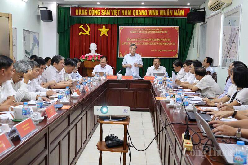 Quang cảnh buổi làm việc.
