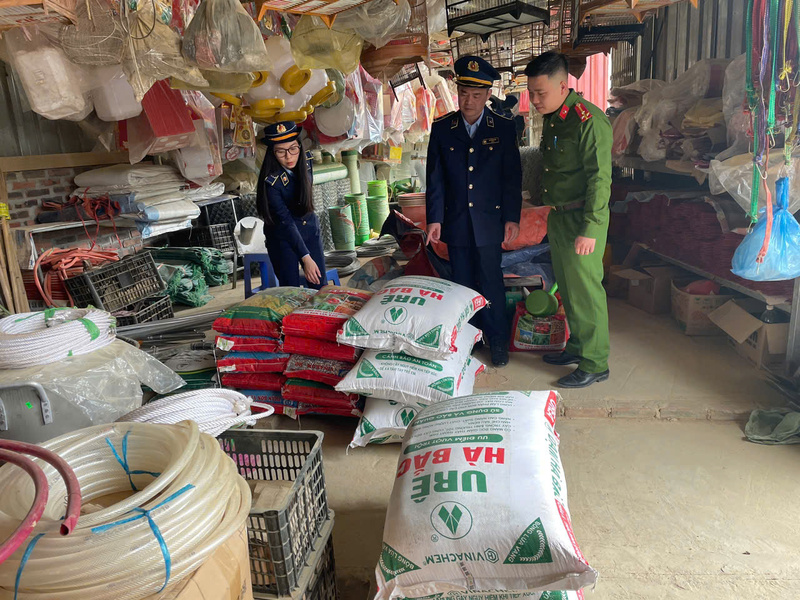 Lực lượng Quản lý thị trường Lạng Sơn phối hợp với lực lượng Công an kiểm tra cơ sở kinh doanh vật tư nông nghiệp. Ảnh: Quản lý thị trường Lạng Sơn
