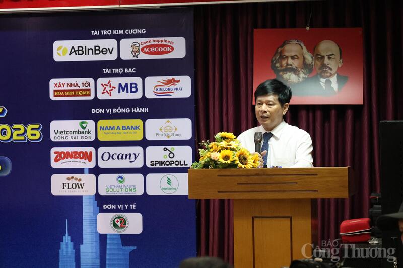 Nhà báo Trần Trọng Dũng, Phó Chủ tịch Hội Nhà báo Việt Nam, phụ trách phía Nam phát biểu tại buổi họp báo.