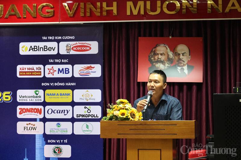 Ông Đinh Thanh Tân, Tổ trưởng Tổ trọng tài giải đấu phát biểu tại buổi họp báo