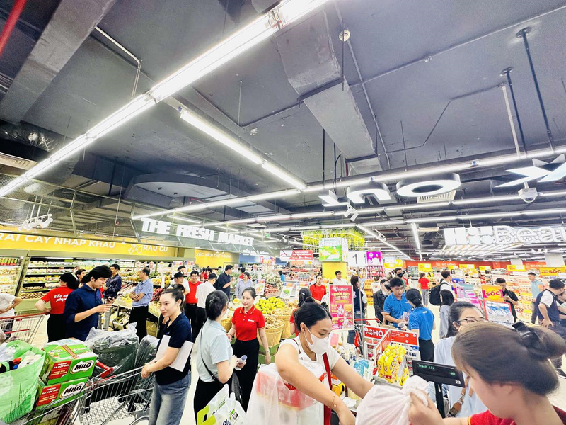 Tấp nập khách mua sắm tại siêu thị WinMart