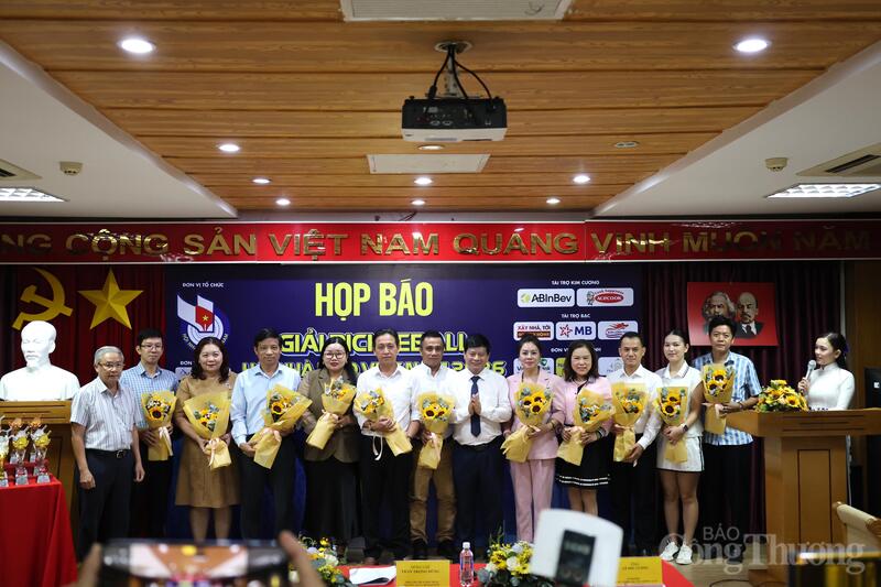 Ban tổ chức trao hoa cho các nhà tài trợ giải đấu.