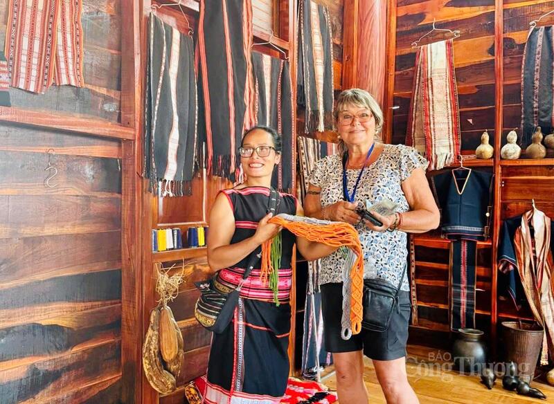 Chị H’Uyên Niê (trái) - người sáng lập mô hình du lịch cộng đồng Ia Mơ Nông chụp hình cùng du khách nước ngoài.