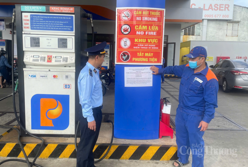 Lực lượng Quản lý thị trường Đà Nẵng tăng cường kiểm tra, giám sát chặt tình hình kinh doanh xăng dầu tại các cửa hàng xăng dầu trên địa bàn thành phố