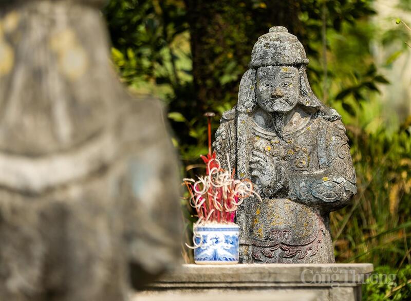 Chính giữa là một ngai lớn bằng đá, phía trước là một bàn đá nguyên khối dài gần 1m, rộng 0,5m. Hai bên là hàng tượng đá đứng chầu, mỗi bên có tượng 5 quan văn, quan võ, một đôi ngựa đá và một đôi voi đá đang quỳ.