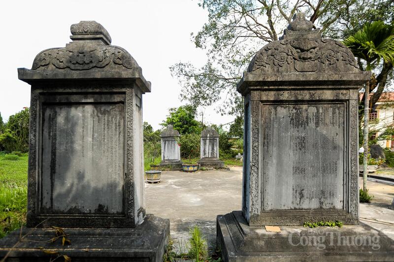 Ngoài ra, ở khu một còn có 4 tấm bia đá (mỗi bên hai tấm) cao khoảng 2m, rộng 1,2m và dày 15cm. Các bia đá này được khắc chữ Hán cổ, do ông Lê Quý Thuần (con trai nhà bác học Lê Quý Đôn) biên soạn, ghi lại tiểu sử Quận công Mãn, địa giới và diện tích đất của 9 làng từng được ông chu cấp, cũng như các làng được giao phó việc cúng tế.